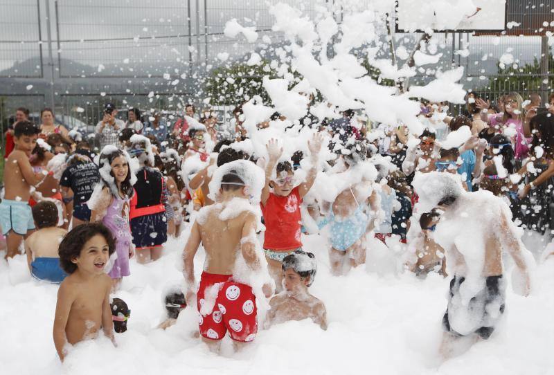 Las lluvias de este jueves no han podido con la fiesta de la espuma que se celebró en la pista polideportiva de Santa Ana con motivo de las fiestas de Granda
