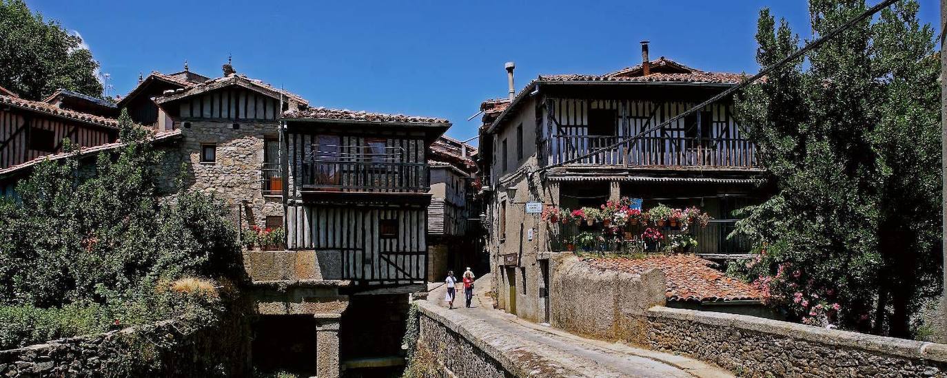 La Alberca (Salamanca): A 60 kilómetros de la ciudad se encuentra este rincón situada al sur de la Sierra de Francia. Sus calles, balconadas y soportales hacen que sea uno de los pueblos del interior con una belleza poco conocida. De hecho, pasear por sus calles topa a los visitantes con su arquitectura más tradicional y con casas prácticamente intactas, del siglo XVIII y XIX.