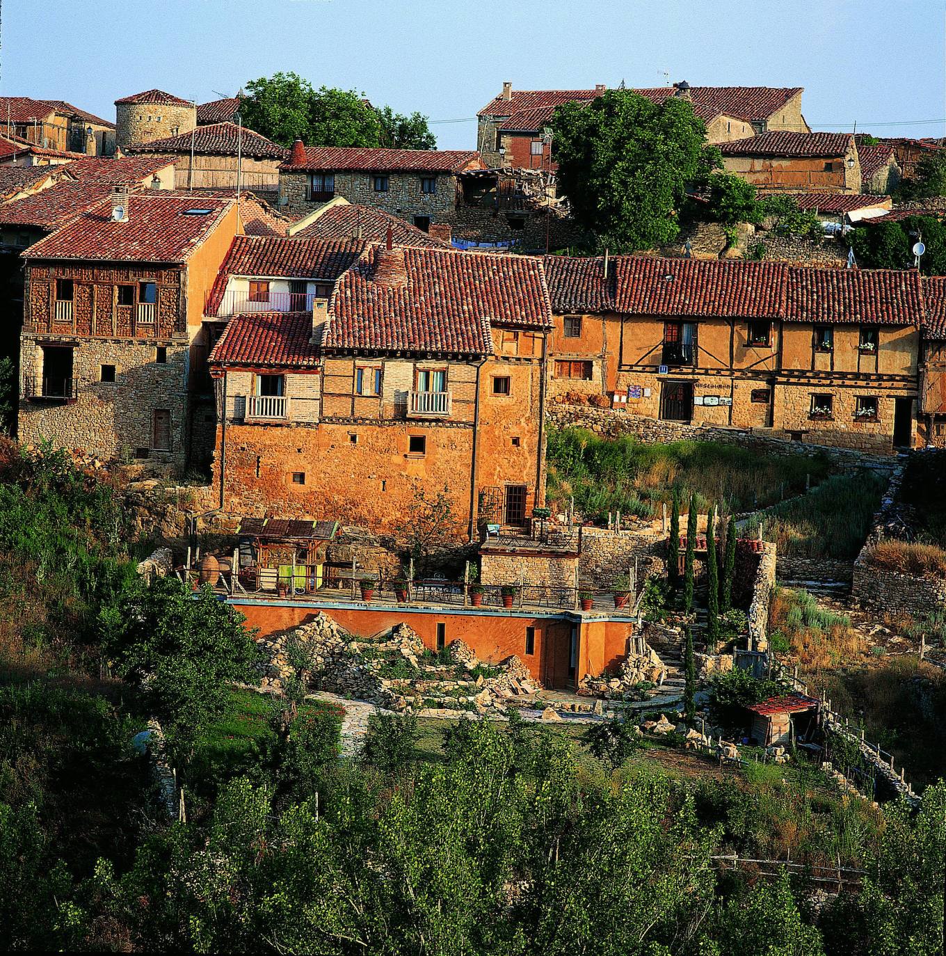 Calatañazor (Soria): Este pueblo pequeño de la provincia de Soria es, también, un viaje a la España más medieval. Calatañazor permanece arropada entre muros y torres que hacen que el visitante se sienta atrapado por un paréntesis temporal. Destacan sus calles llenas de historia y el castillo de Santa María.