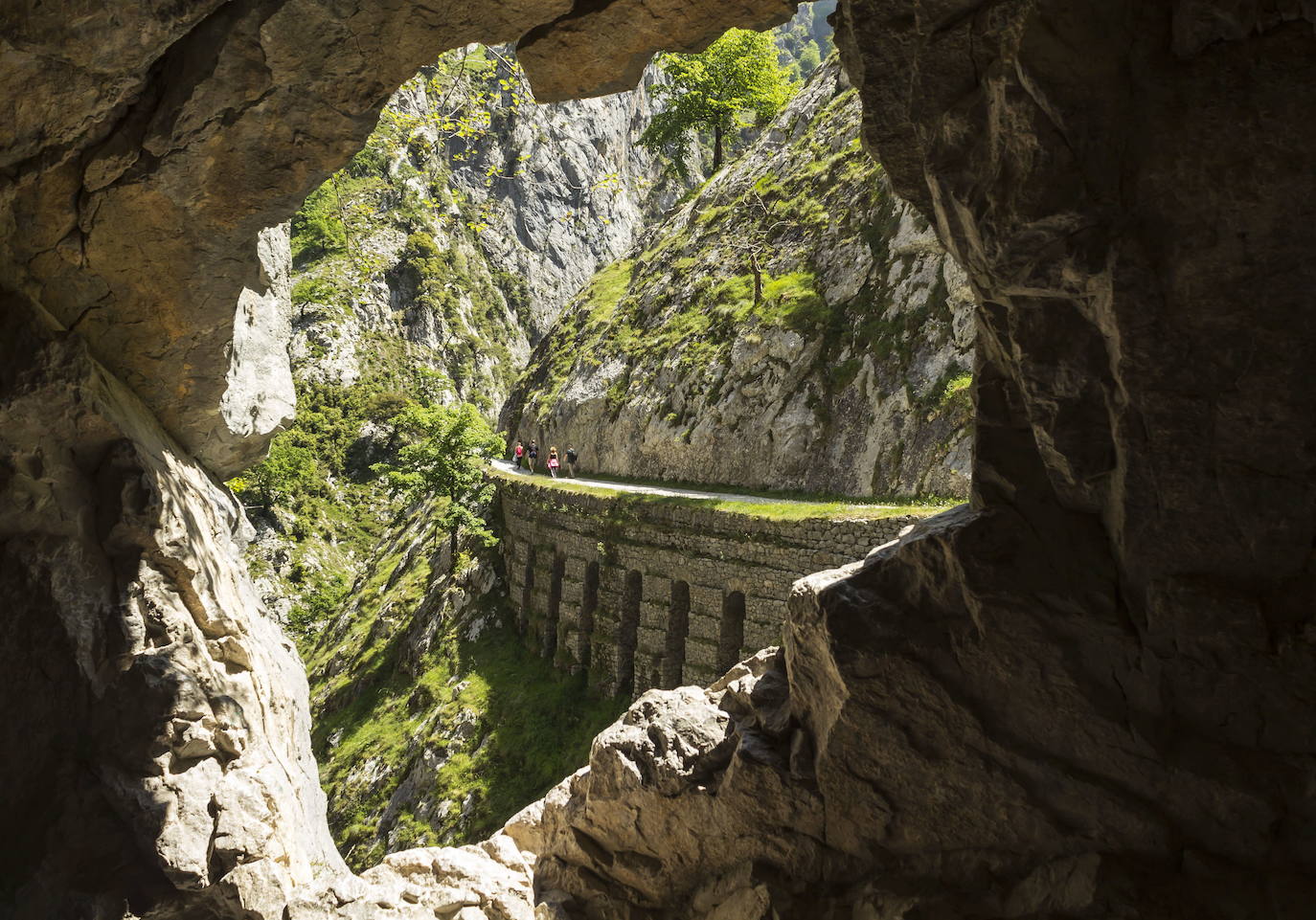 Cuevas del Agua (Asturias): Este pueblo asturiano puede ser desconocido, en parte, porque se encuentra escondido. Se ubica cerca de Llanes y lo curioso es la forma de acceder a él. A Cuevas del Agua solo se puede llegar en coche o caminando después de atravesar una carretera. La entrada del pueblo es una cavidad natural modelada por un arroyo y constituye un trayecto de 300 metros.