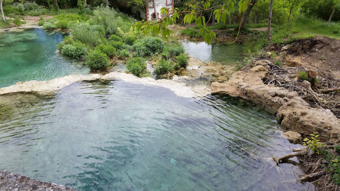 Orbaneja del Castillo (Burgos): Si por algo destaca este pueblo burgalés es por el la magia de su paisaje modelado por el agua. Del municipio, declarado Conjunto Histórico, destacan sus estrechas calles medievales, las pozas y las casas de cuento, todo con Cañón del río Ebro de fondo. No obstante, si existe una imagen idílica de este paraje es la que genera la Cueva del Agua y es, además, la primera con la que te vas a encontrar al visitar el pueblo: casas atravesadas por las aguas del arroyo, que cae en forma de escalera de unos 25 metros de altura, formando una casacada.