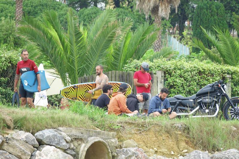 La playa de La Espasa acoge hasta el domingo la séptima edición del festival Motorbeach, que fusiona las motos con el surf y los coches clásicos con la música.