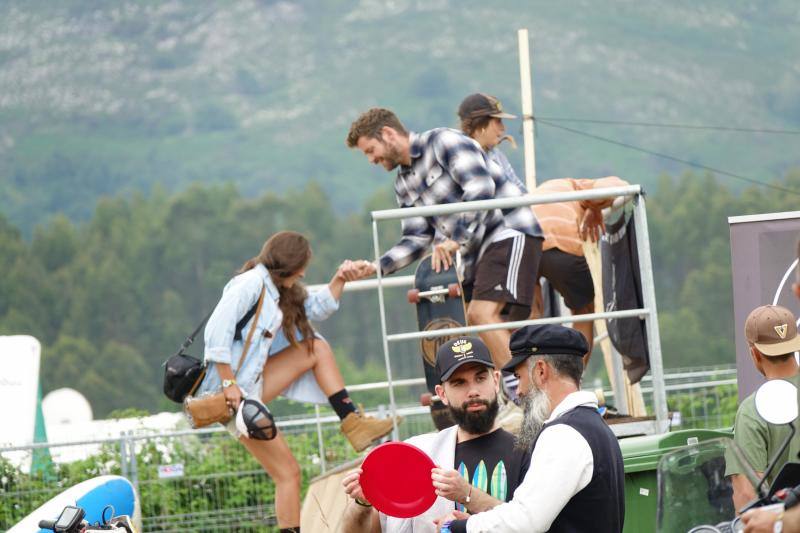 La playa de La Espasa acoge hasta el domingo la séptima edición del festival Motorbeach, que fusiona las motos con el surf y los coches clásicos con la música.