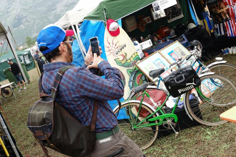 La playa de La Espasa acoge hasta el domingo la séptima edición del festival Motorbeach, que fusiona las motos con el surf y los coches clásicos con la música.