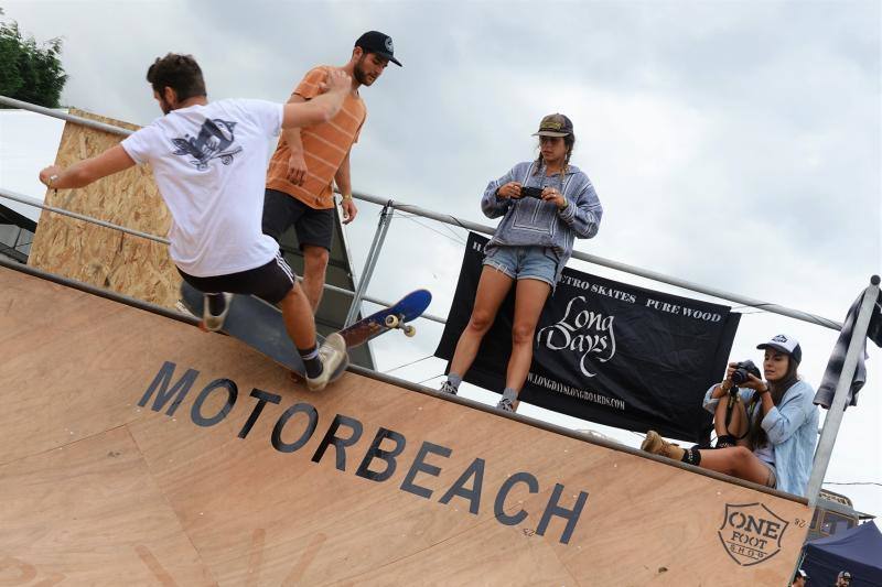 La playa de La Espasa acoge hasta el domingo la séptima edición del festival Motorbeach, que fusiona las motos con el surf y los coches clásicos con la música.