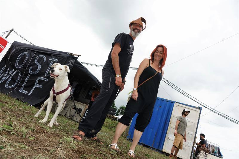 La playa de La Espasa acoge hasta el domingo la séptima edición del festival Motorbeach, que fusiona las motos con el surf y los coches clásicos con la música.