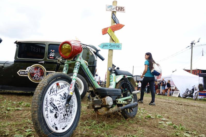 La playa de La Espasa acoge hasta el domingo la séptima edición del festival Motorbeach, que fusiona las motos con el surf y los coches clásicos con la música.
