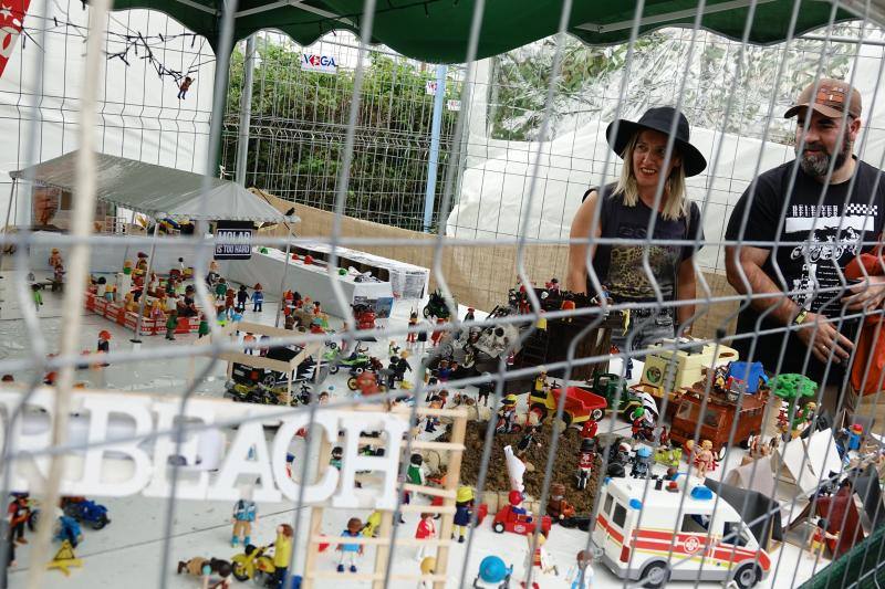 La playa de La Espasa acoge hasta el domingo la séptima edición del festival Motorbeach, que fusiona las motos con el surf y los coches clásicos con la música.