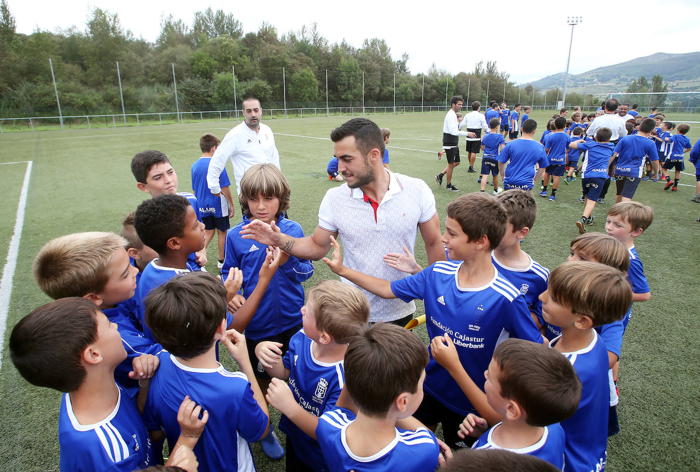 El jugador azul visitó a los niños del Campus del club