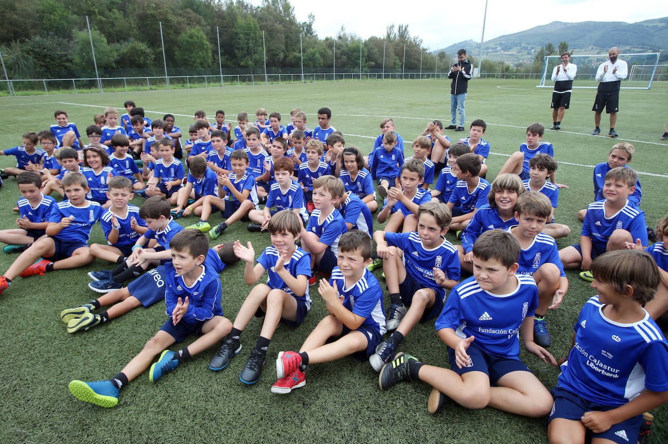 El jugador azul visitó a los niños del Campus del club