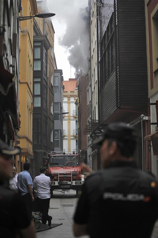 Espectacular incendio en una vivienda de la calle Begoña, en plena Ruta de los Vinos de Gijón.