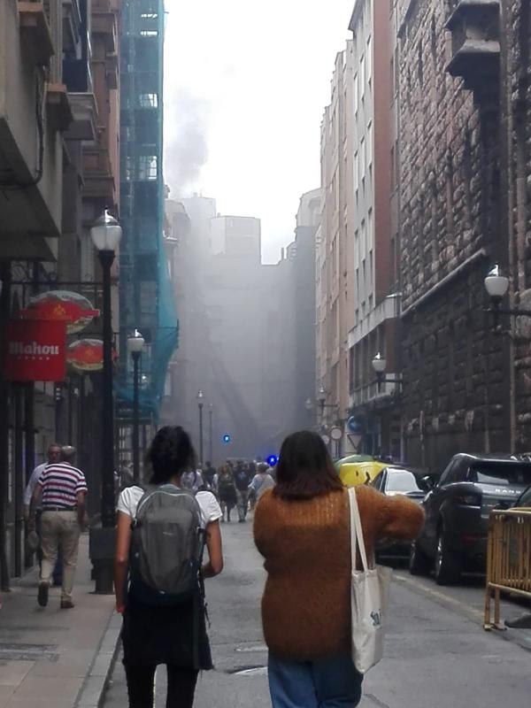 Espectacular incendio en una vivienda de la calle Begoña, en plena Ruta de los Vinos de Gijón.