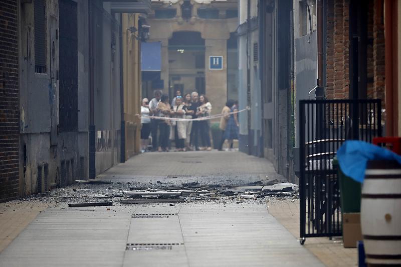 Espectacular incendio en una vivienda de la calle Begoña, en plena Ruta de los Vinos de Gijón.
