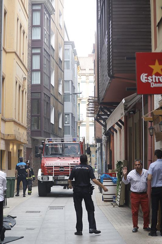 Espectacular incendio en una vivienda de la calle Begoña, en plena Ruta de los Vinos de Gijón.