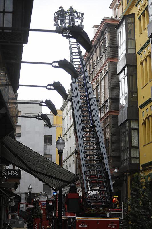 Espectacular incendio en una vivienda de la calle Begoña, en plena Ruta de los Vinos de Gijón.