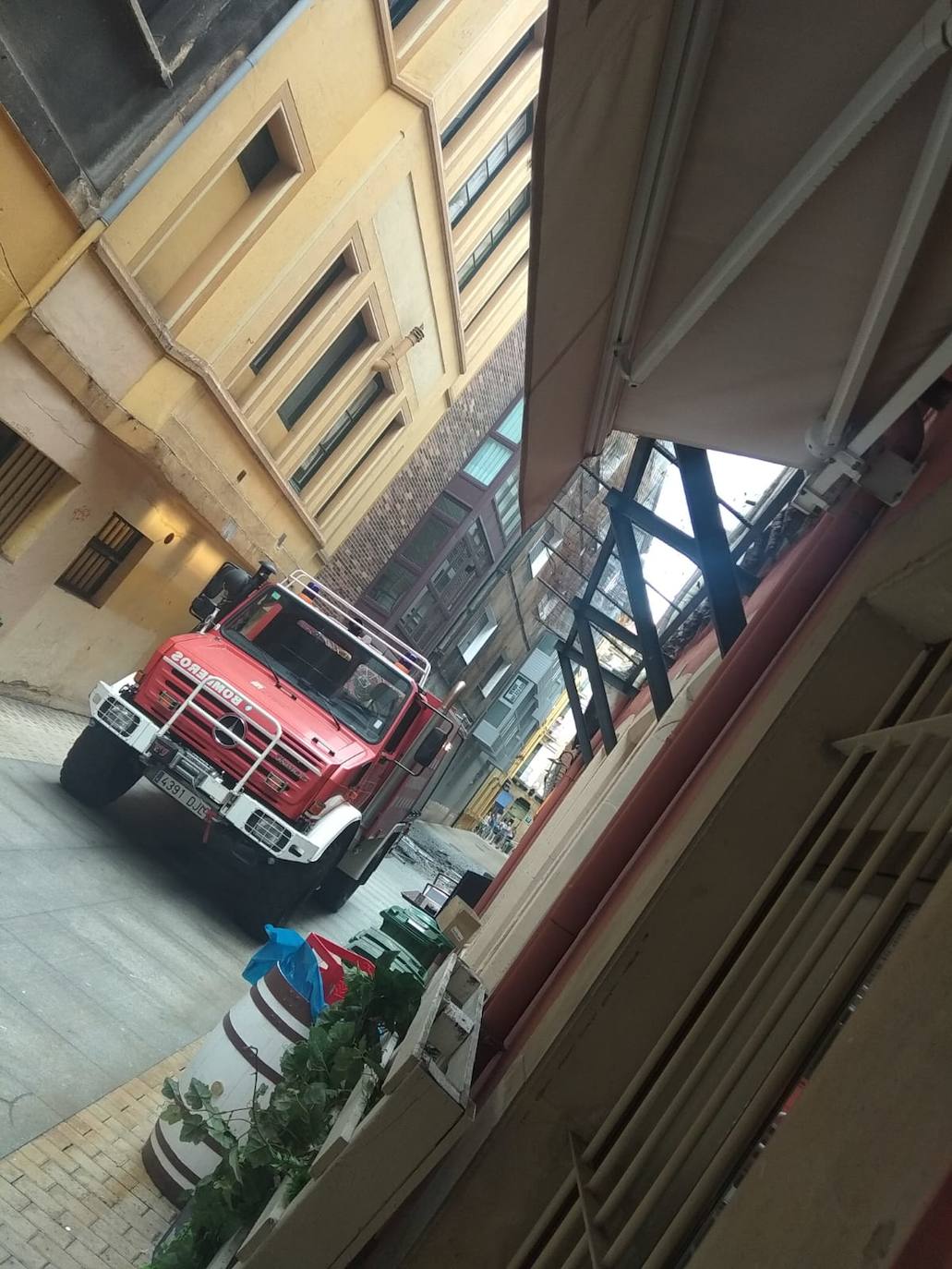 Espectacular incendio en una vivienda de la calle Begoña, en plena Ruta de los Vinos de Gijón.