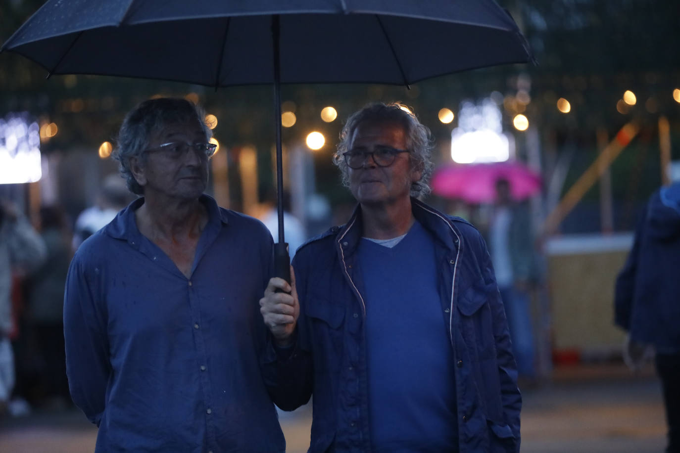 La música le ganó la partida al agua en una nueva jornada de 'Gijón Life'. Quique González subió al escenario tras la actuación de Morgan para revivir los temas más destacados de su carrera