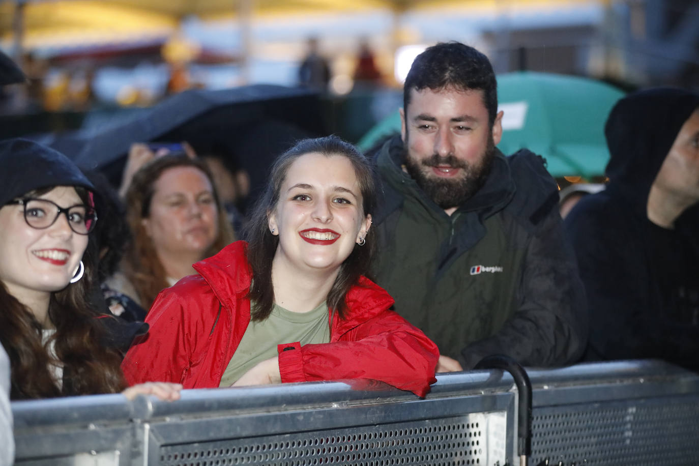 La música le ganó la partida al agua en una nueva jornada de 'Gijón Life'. Quique González subió al escenario tras la actuación de Morgan para revivir los temas más destacados de su carrera