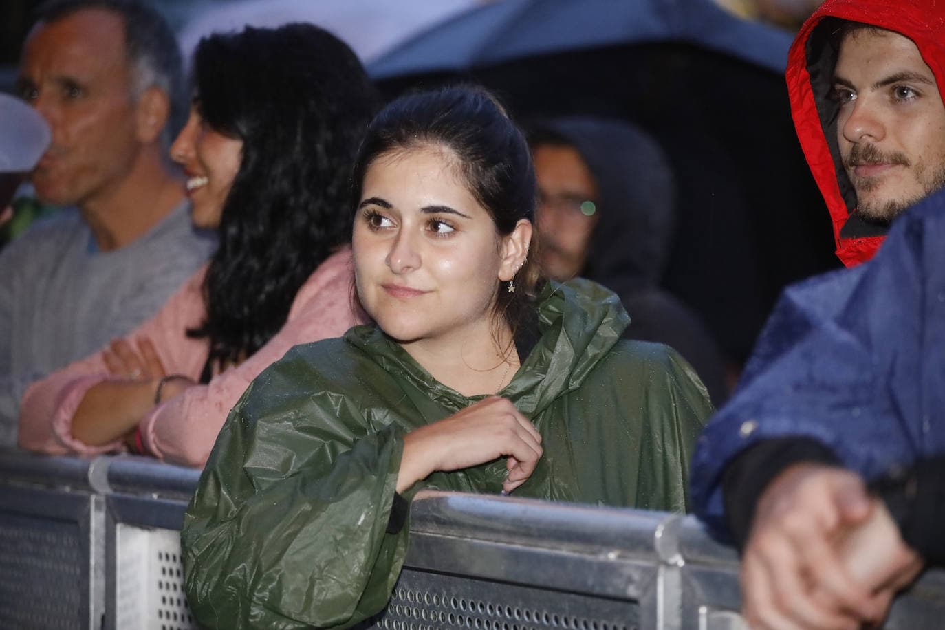 La música le ganó la partida al agua en una nueva jornada de 'Gijón Life'. Quique González subió al escenario tras la actuación de Morgan para revivir los temas más destacados de su carrera