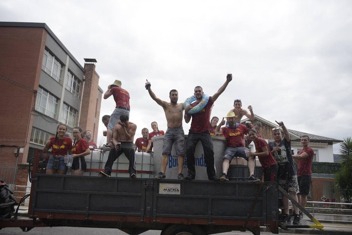 Como cada año, cientos de jóvenes se unen a los festejos de esta santividad que esta edición está amenazada por la lluvia