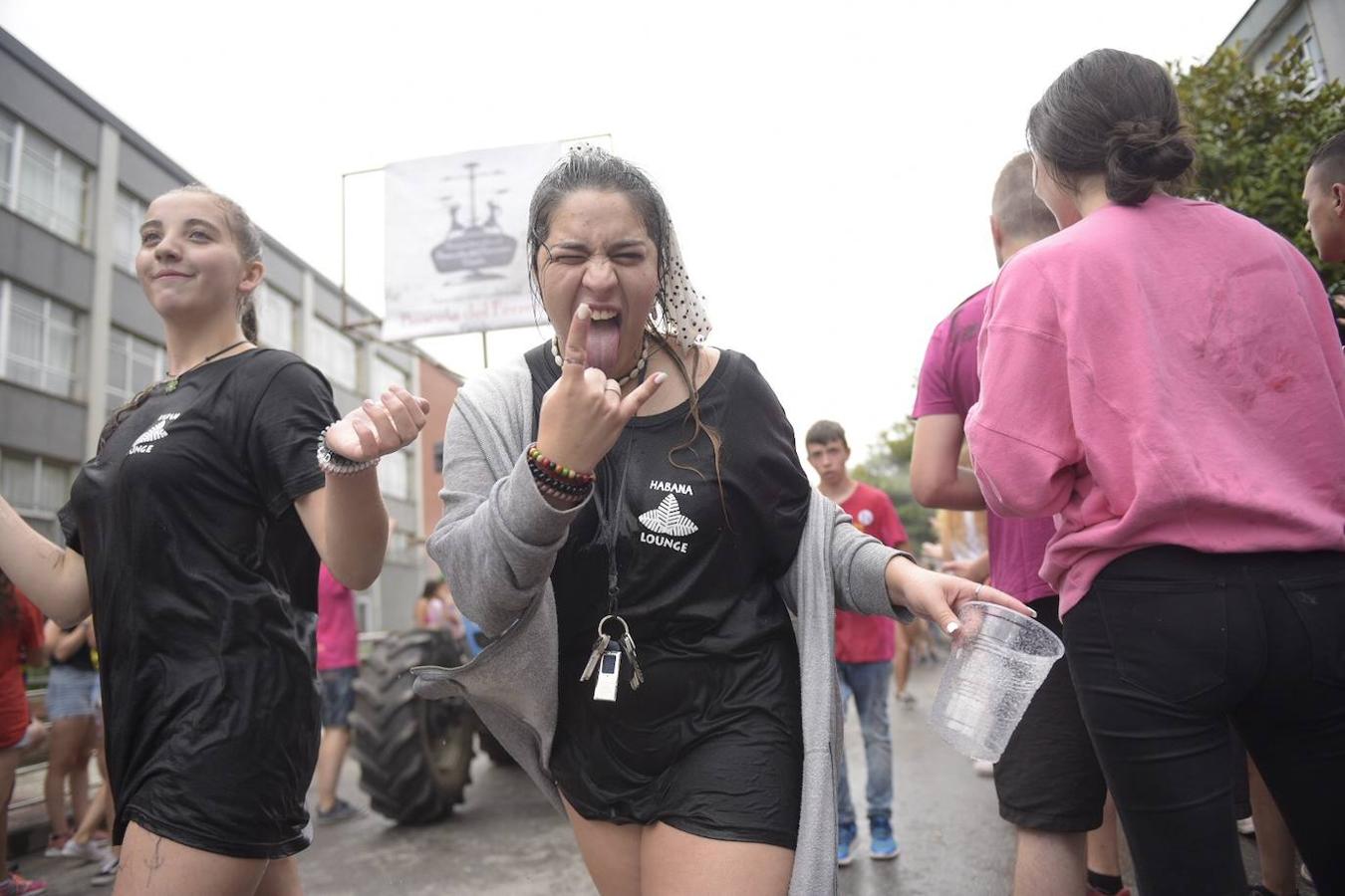 Como cada año, cientos de jóvenes se unen a los festejos de esta santividad que esta edición está amenazada por la lluvia