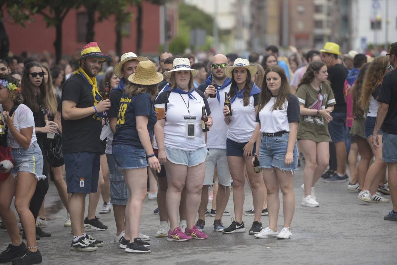 Como cada año, cientos de jóvenes se unen a los festejos de esta santividad que esta edición está amenazada por la lluvia