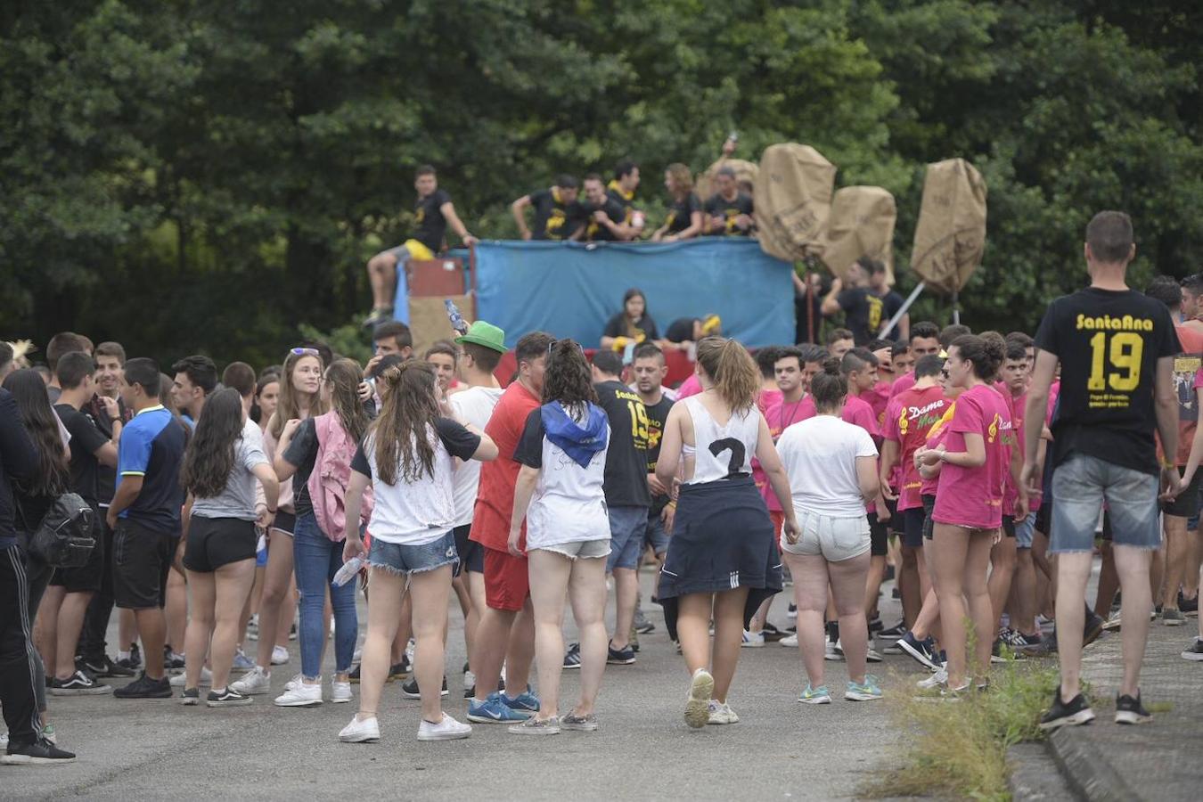 Como cada año, cientos de jóvenes se unen a los festejos de esta santividad que esta edición está amenazada por la lluvia
