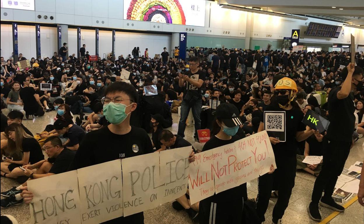 Los manifestantes toman el aeropuerto internacional de Hong Kong.