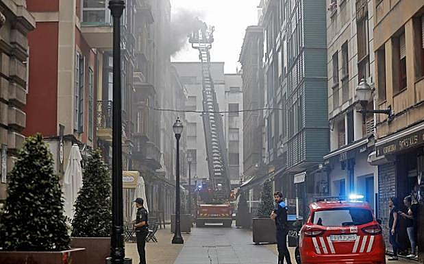 Imagen. Espectacular incendio en una vivienda de la Ruta de los Vinos de Gijón