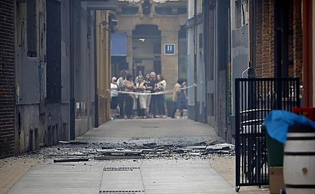 Imagen principal - Dos heridos en el grave incendio que alarmó al centro de Gijón
