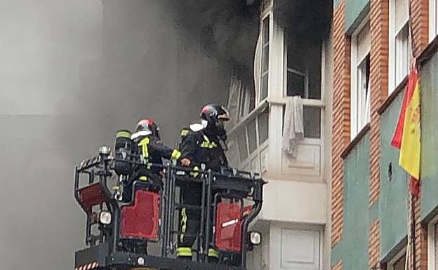 Espectacular incendio en un piso en el centro de Gijón