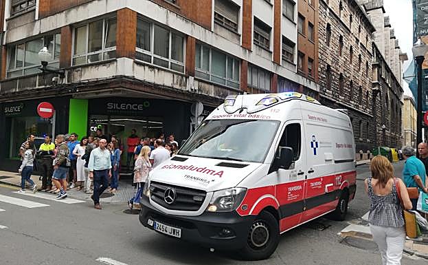 Una ambulancia en la zona donde se produjo el suceso. 