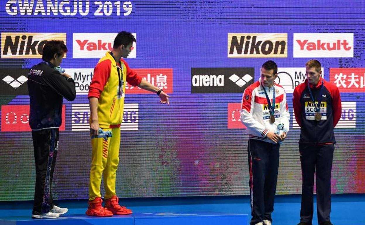 Sun Yang (2i) increpa a Duncan Scott (d). 