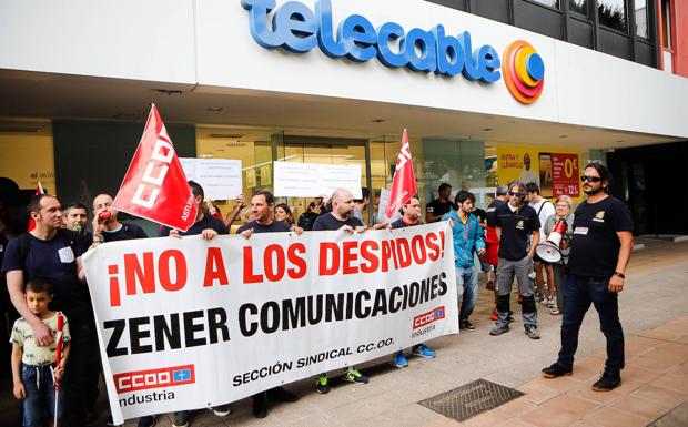 Concentración de trabajadores de Zener ante las instalaciones de Telecable en Gijón.