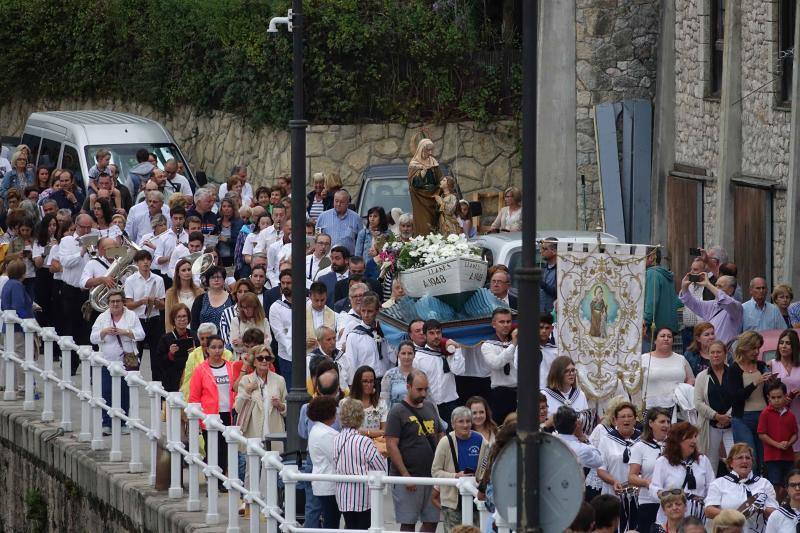 Miles de personas llenan la zona portuaria para ver la procesión. La imagen de la santa embarcó en en el 'Sandra María' y desde la cubierta del barco se lanzó al mar una corona de laurel