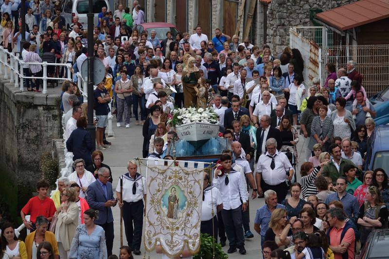 Miles de personas llenan la zona portuaria para ver la procesión. La imagen de la santa embarcó en en el 'Sandra María' y desde la cubierta del barco se lanzó al mar una corona de laurel