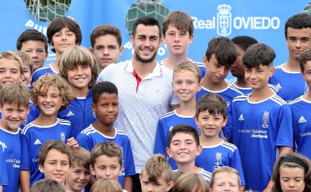 Joselu, rodeado de alumnos del campus del Real Oviedo, en las instalaciones Tensi.