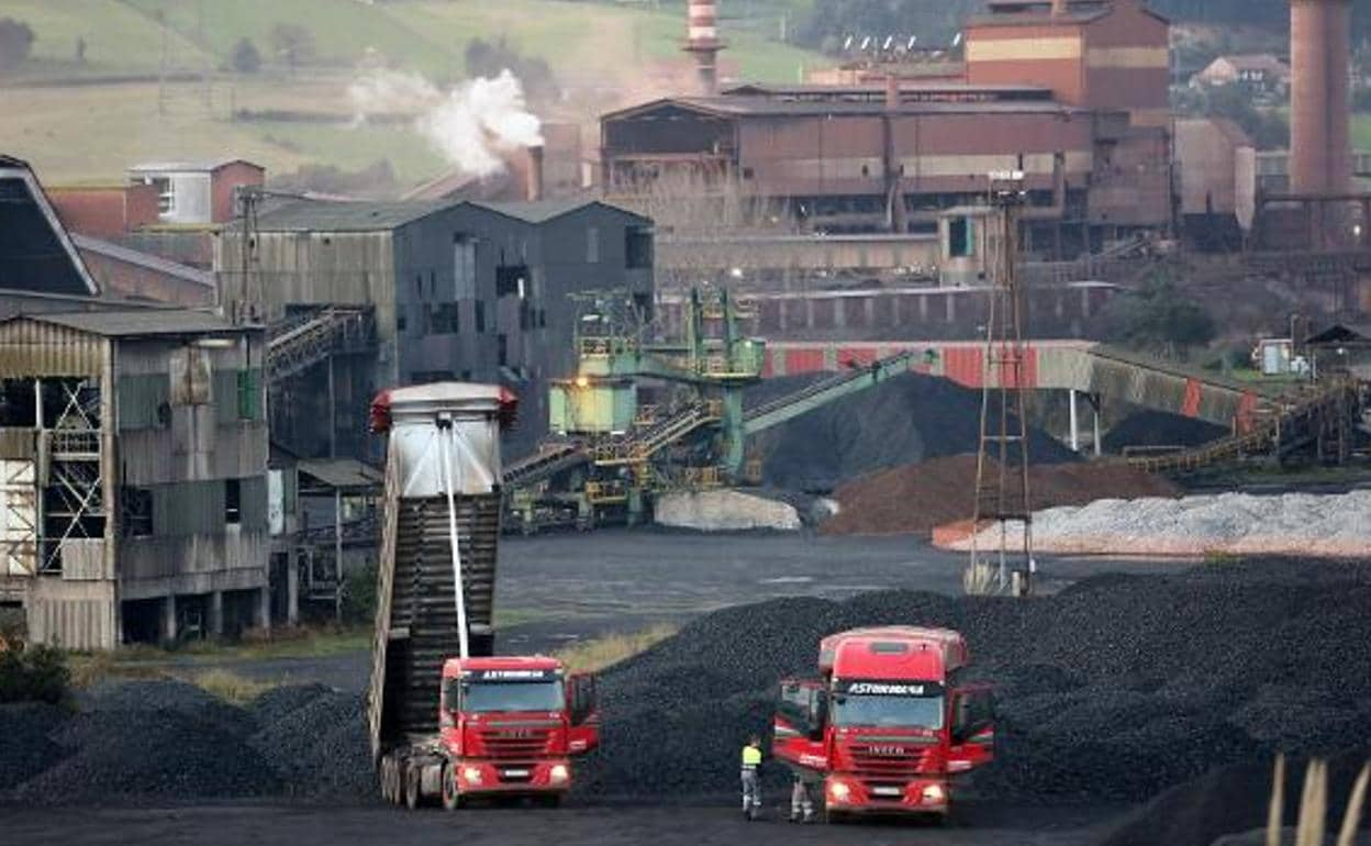 Camiones descargan mineral en la factoría gijonesa de Arcelor 