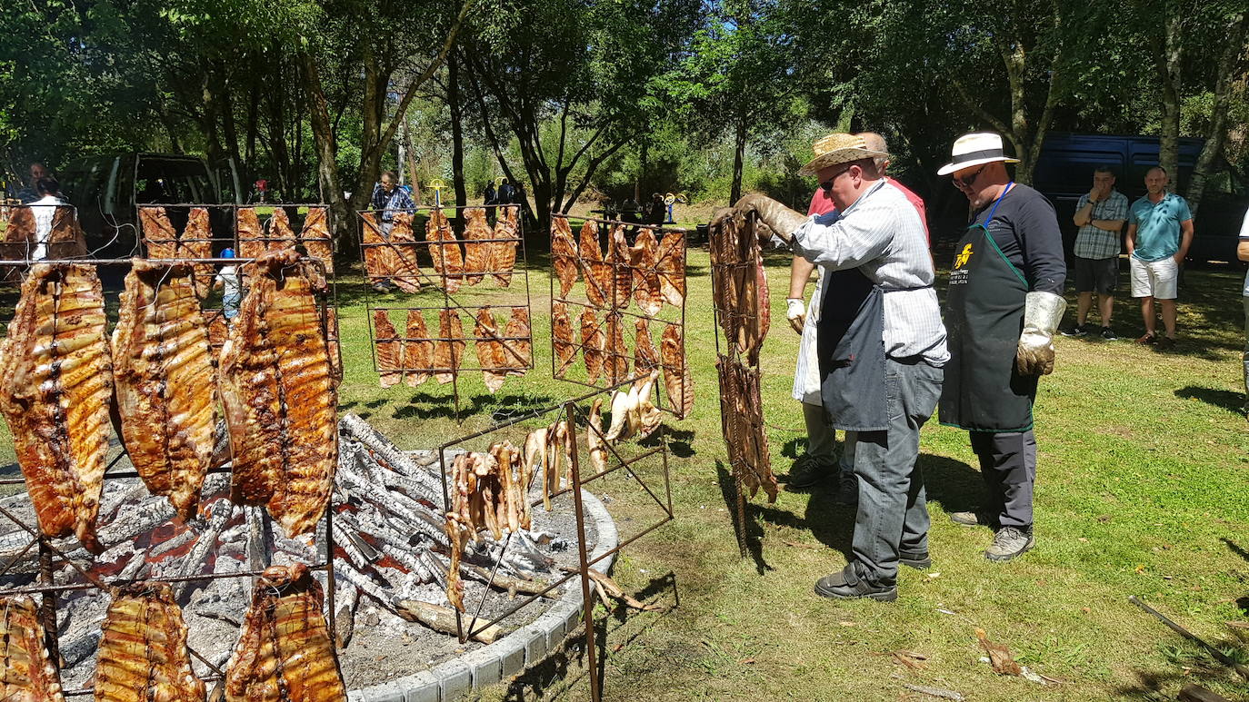 El área recreativa de As Pedreiras, en el concejo de El Franco, ha vuelto a ser escenario para las actuaciones de los gaiteros tradicionales que han participado en una nueva edición de la Festa da Gaita. Una gran churrascada a la estaca ha puesto el broche a la celebración.