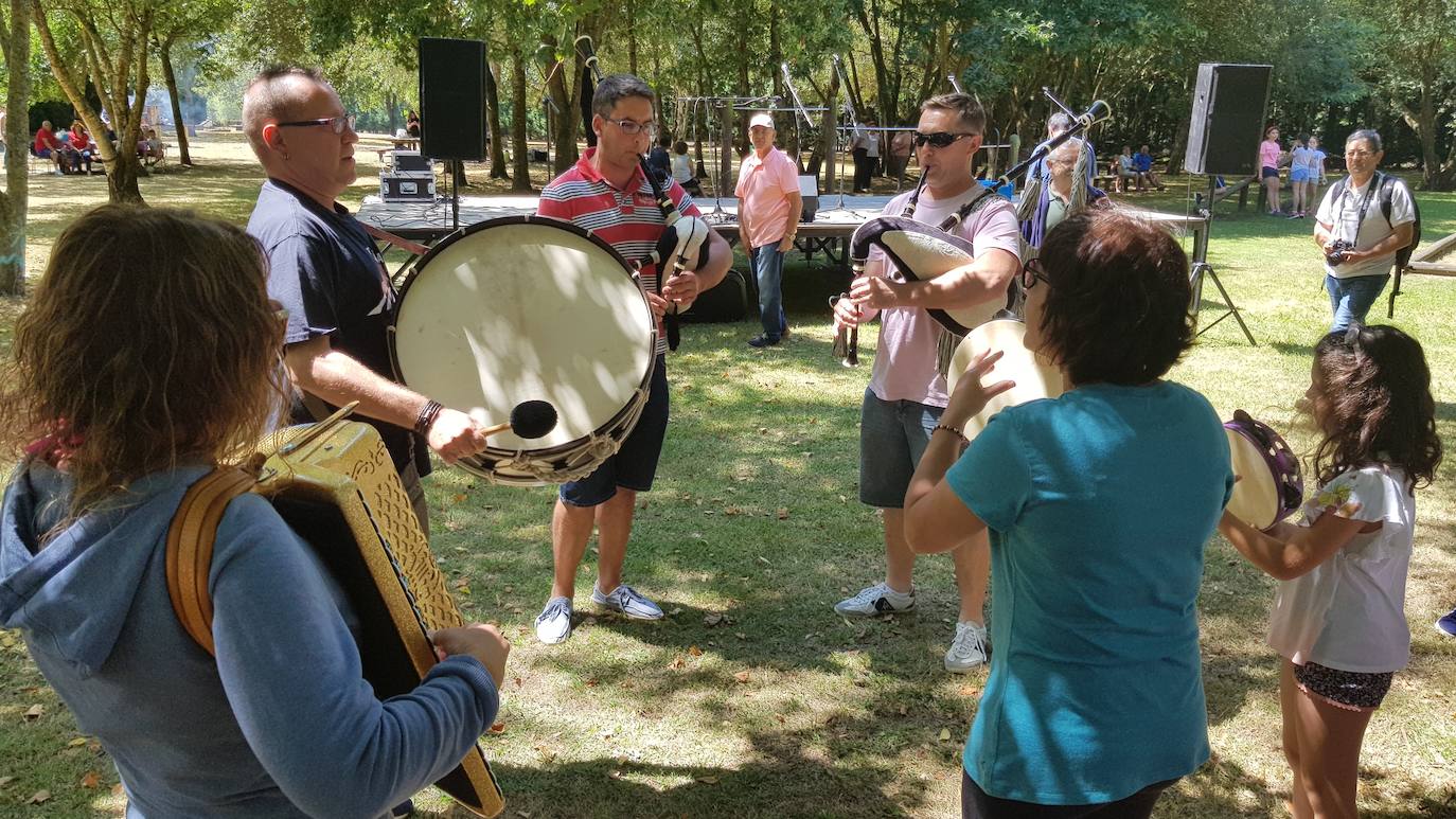 El área recreativa de As Pedreiras, en el concejo de El Franco, ha vuelto a ser escenario para las actuaciones de los gaiteros tradicionales que han participado en una nueva edición de la Festa da Gaita. Una gran churrascada a la estaca ha puesto el broche a la celebración.