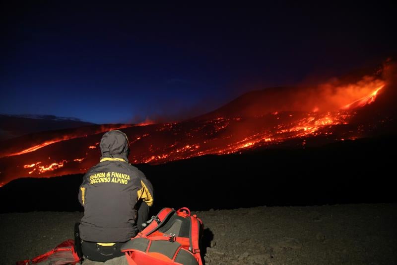 El Etna volvió a entrar en erupción el pasado 20 de julio. Desde entonces, se han producido varias explosiones que han dejado impresionantes imágenes.