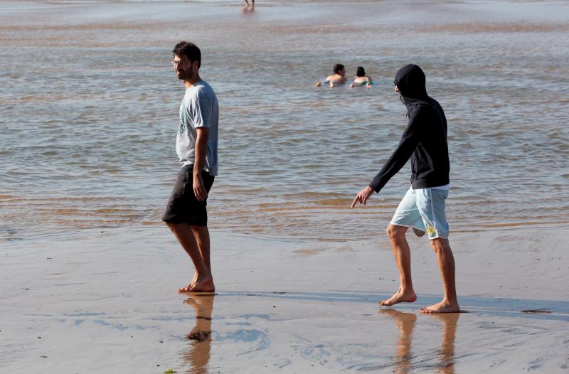 Más de una treinta de playas asturianas izaron este lunes la bandera roja tanto por el fuerte oleaje como por el viento.