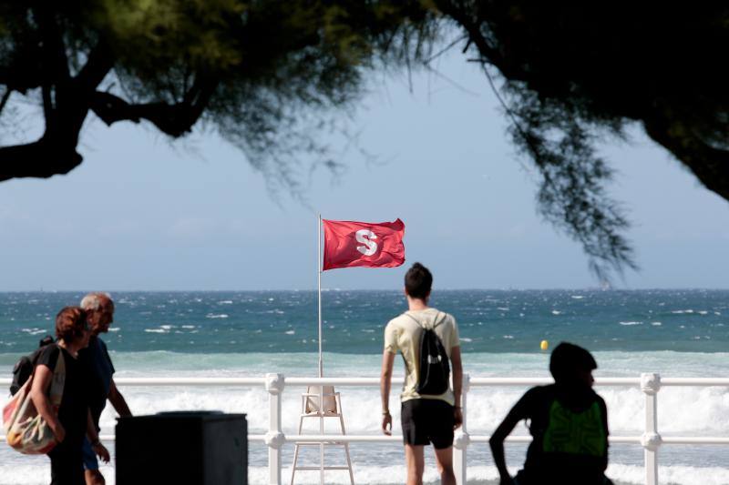 Más de una treinta de playas asturianas izaron este lunes la bandera roja tanto por el fuerte oleaje como por el viento.