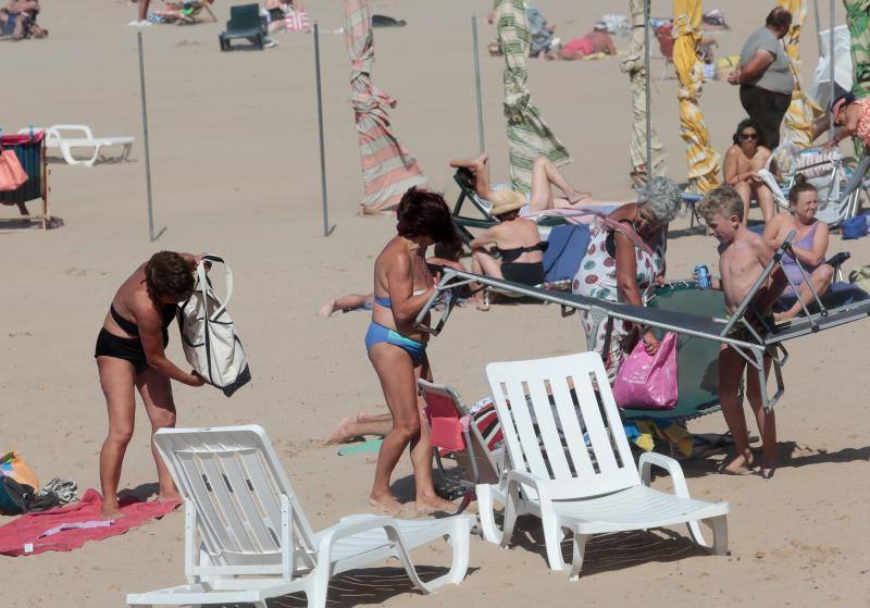Más de una treinta de playas asturianas izaron este lunes la bandera roja tanto por el fuerte oleaje como por el viento.