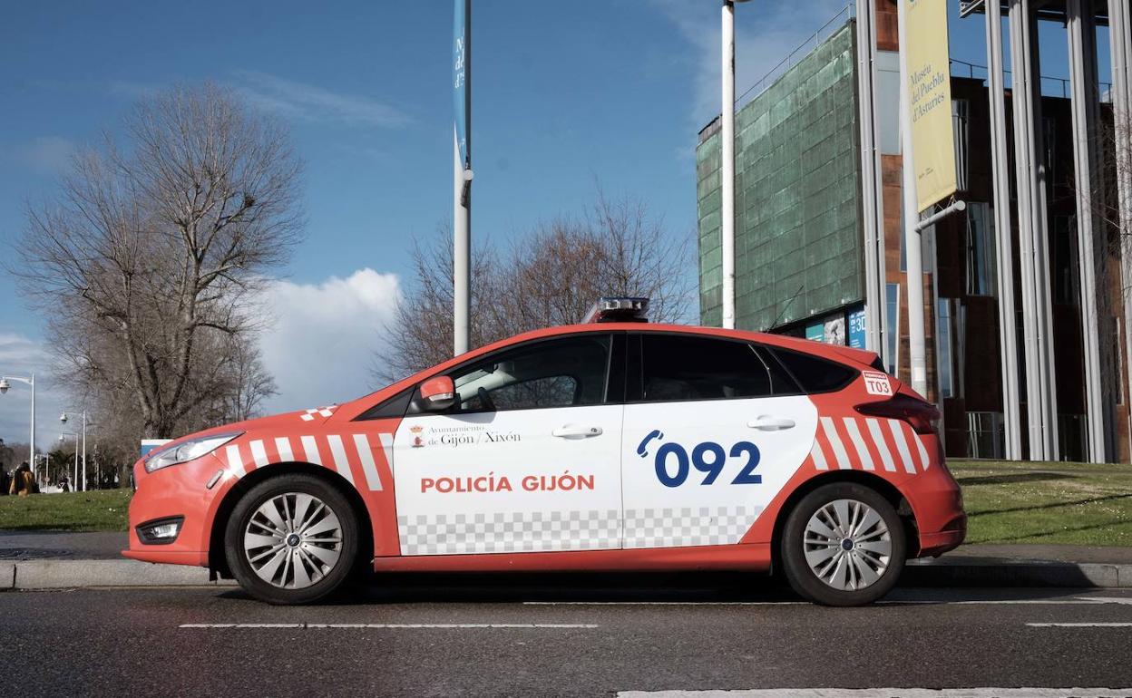 Un vehículo de la Policía Local, en el entorno de La Guía. 