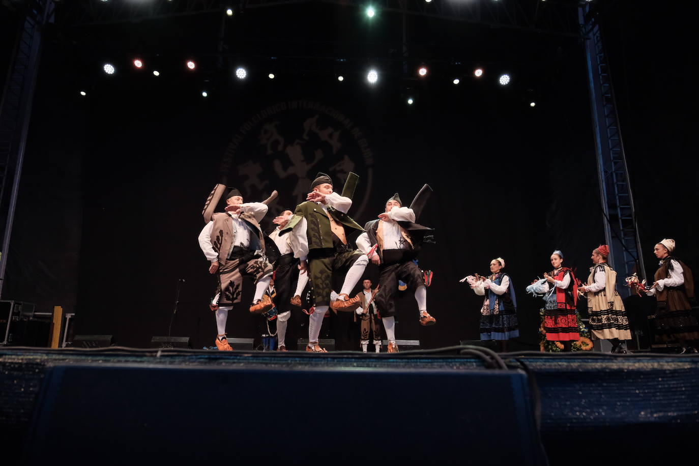 La plaza Mayor de la ciudad acogió la danza de grupos procedentes de Asturias, Valencia, Serbia y Sri-Lanka, que abrieron la primera de las tres jornadas de bailes folclóricos de carácter internacional.