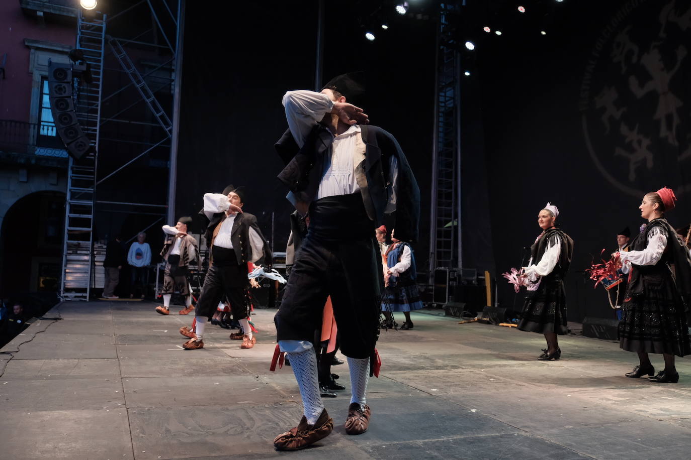 La plaza Mayor de la ciudad acogió la danza de grupos procedentes de Asturias, Valencia, Serbia y Sri-Lanka, que abrieron la primera de las tres jornadas de bailes folclóricos de carácter internacional.