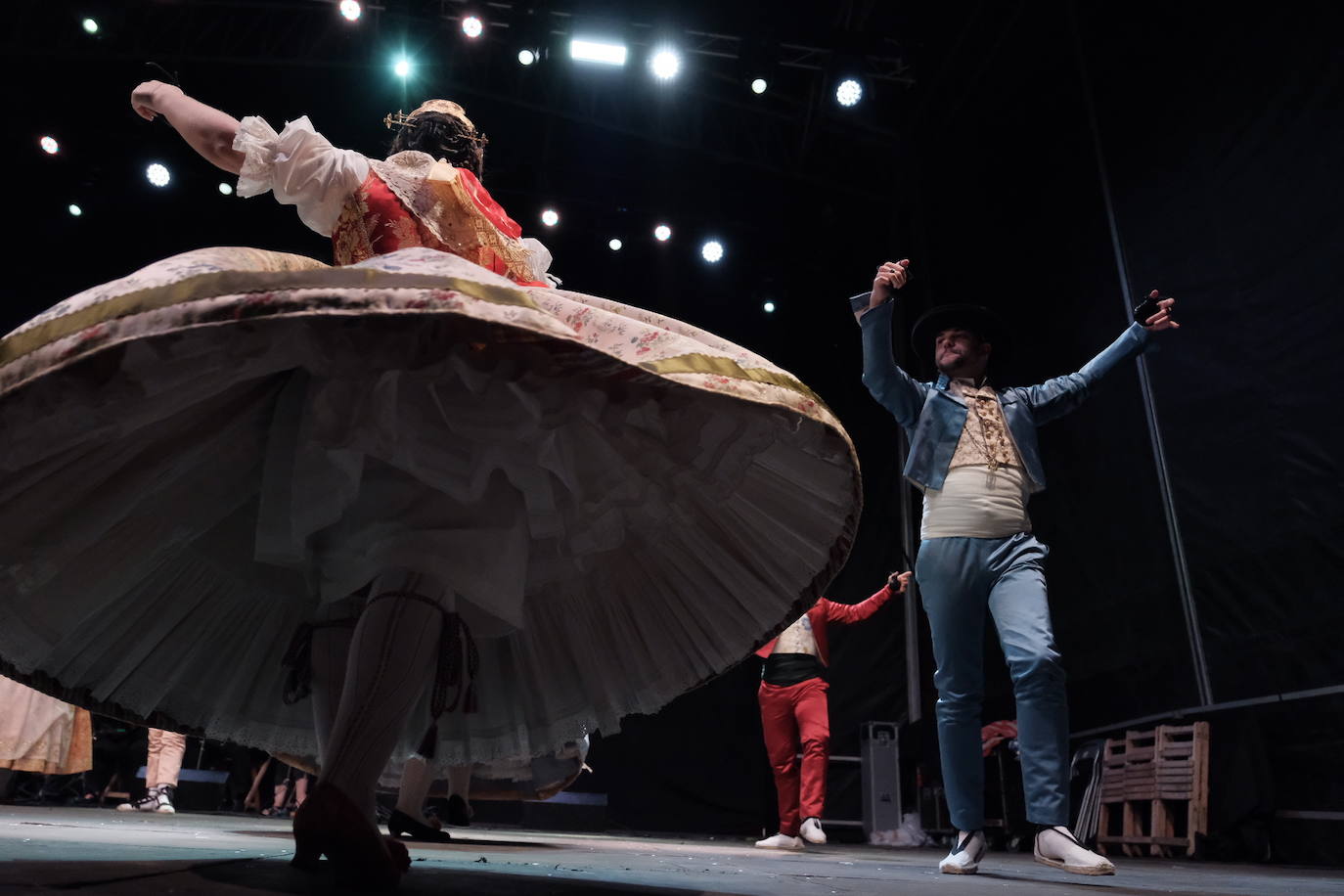 La plaza Mayor de la ciudad acogió la danza de grupos procedentes de Asturias, Valencia, Serbia y Sri-Lanka, que abrieron la primera de las tres jornadas de bailes folclóricos de carácter internacional.