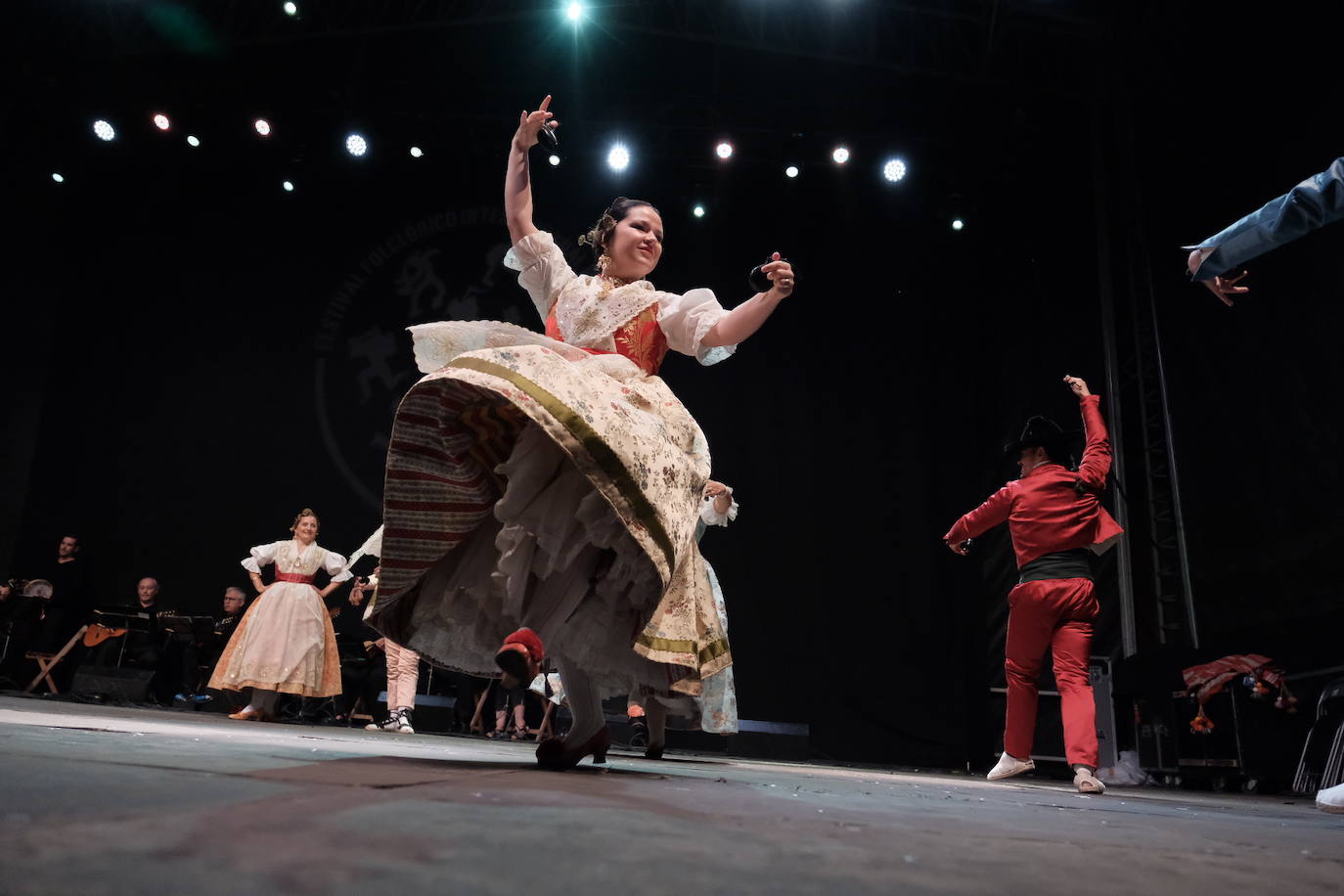 La plaza Mayor de la ciudad acogió la danza de grupos procedentes de Asturias, Valencia, Serbia y Sri-Lanka, que abrieron la primera de las tres jornadas de bailes folclóricos de carácter internacional.