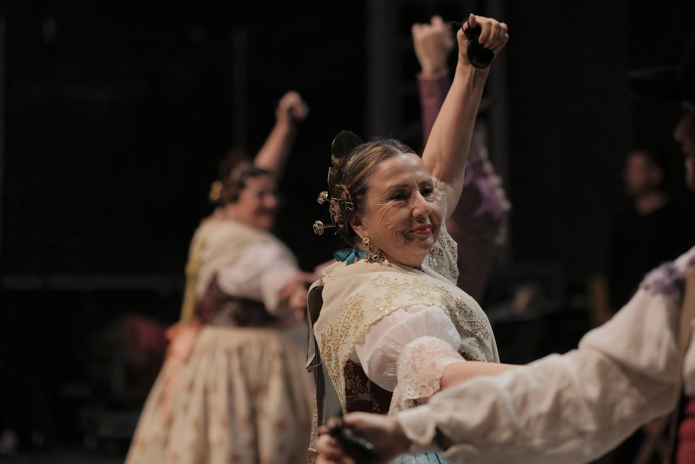 La plaza Mayor de la ciudad acogió la danza de grupos procedentes de Asturias, Valencia, Serbia y Sri-Lanka, que abrieron la primera de las tres jornadas de bailes folclóricos de carácter internacional.